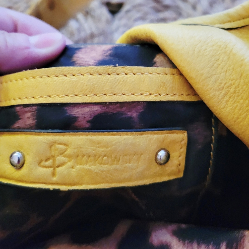 B Makowsky Yellow Leather Shoulder Bag - Picture 6 of 7